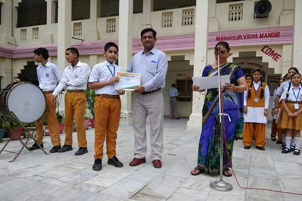 MVM School Kotdwar principal giving prizes to students.