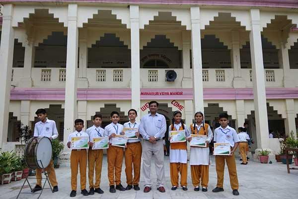 MVM Kotdwar Students And Principal during award ceremony.